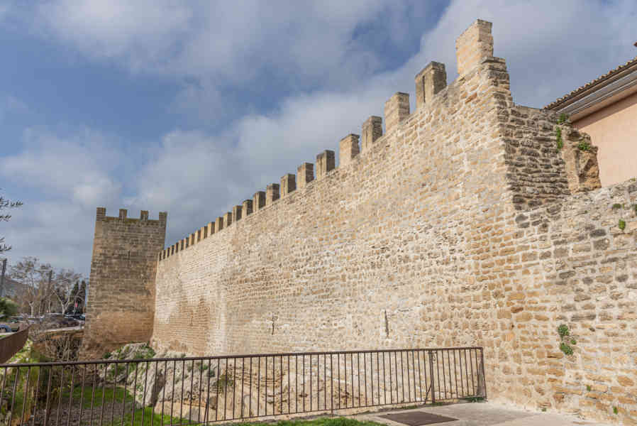 Mallorca - Alcúdia 04 - muralla.jpg